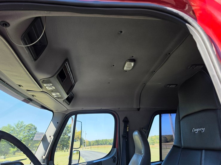 2007-freightliner-m2-106-image-49