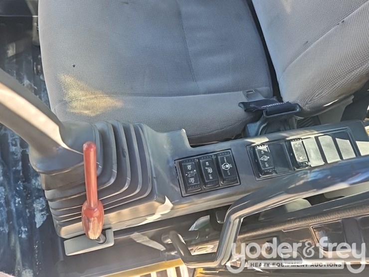 2011-deere-200d-image-22