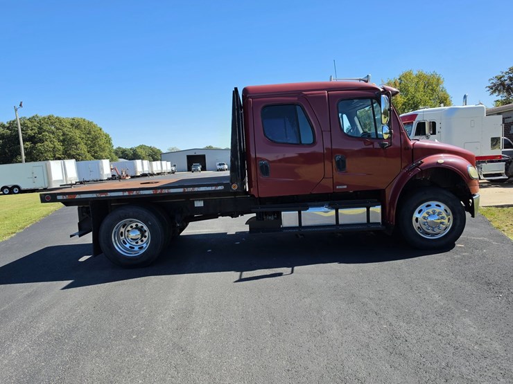 2007-freightliner-m2-106-image-16