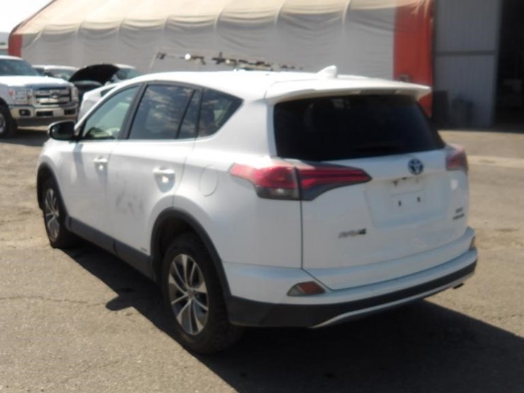 2016-toyota-rav4-xle-image-4