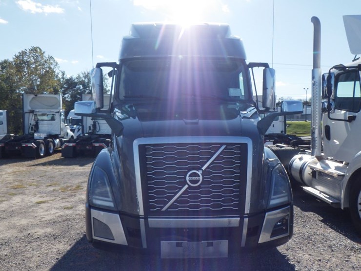 2020-volvo-vnl860-image-2