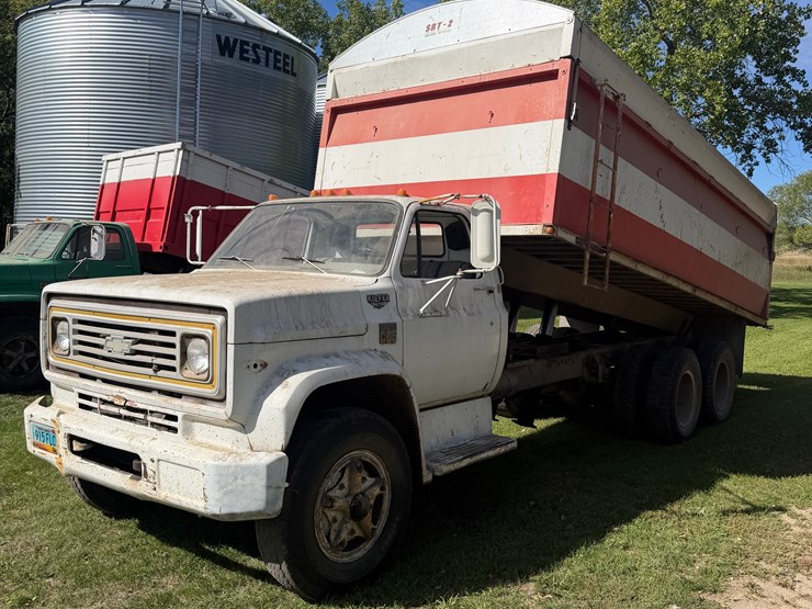 1973-tag-tandem-366-5+2,-motor-has-very-low-miles,-good-power,-roll-tarp,-truck-runs-and-operates-good-image-2