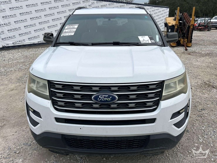 2016-ford-explorer-image-27