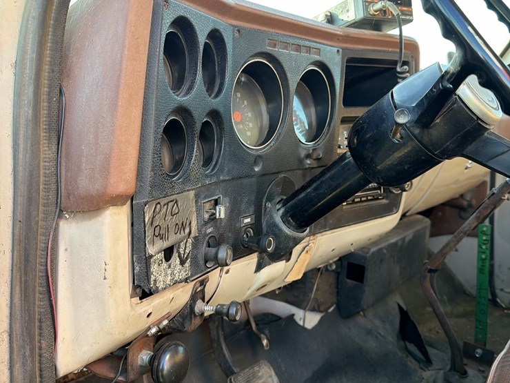 1975-single-axle-366-4+2,-box-&-hoist,-starts,-runs,-operates-as-it-should-image-13
