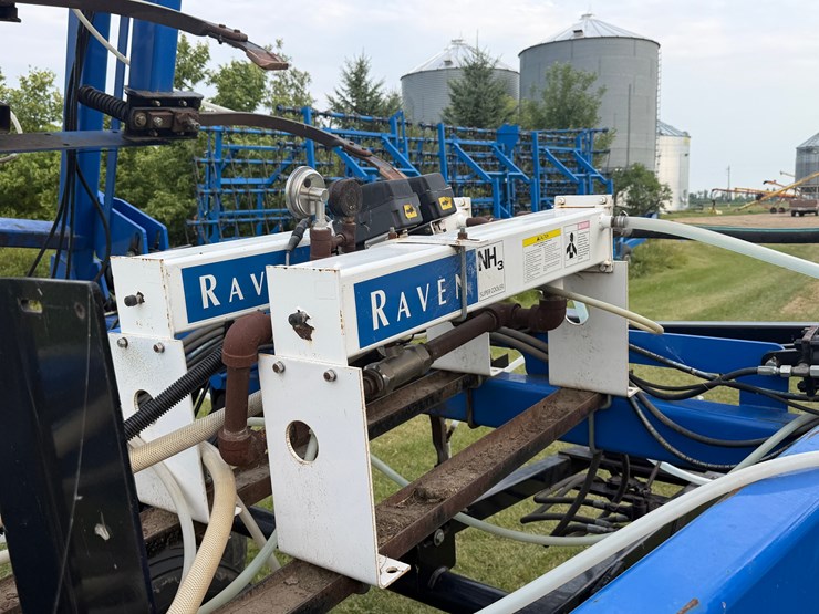 47'-model-tb47-nh3-applicator,-raven-control,-excellent-condition.-note:-this-piece-of-equipment-has-been-stored-inside-and-is-as-nice-as-you'll-ever-find.-includes-pallet-of-extra-nh3-drops-image-3
