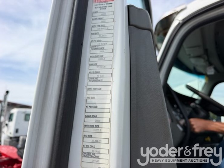 2017-kenworth-t880-image-16