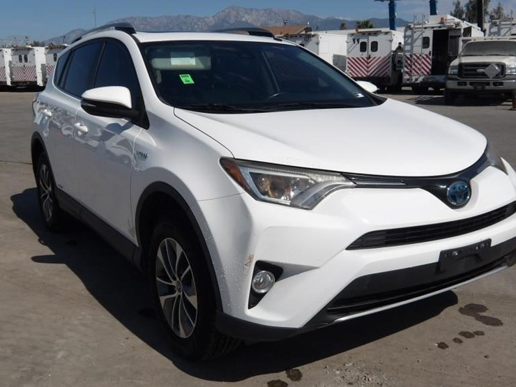 2017-toyota-rav4-xle-image-2