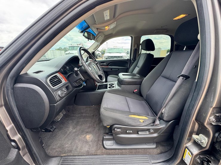 2011-chevrolet-tahoe-image-12