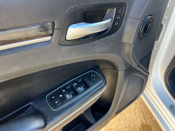 2020-chrysler-300-awd-3.6l-v6-sedan-(166,122-miles)-image-11