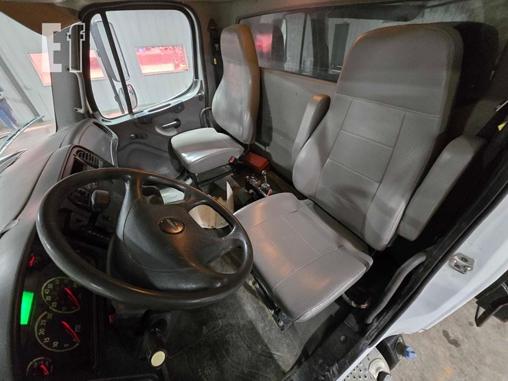 2016-freightliner-m2-106-image-9