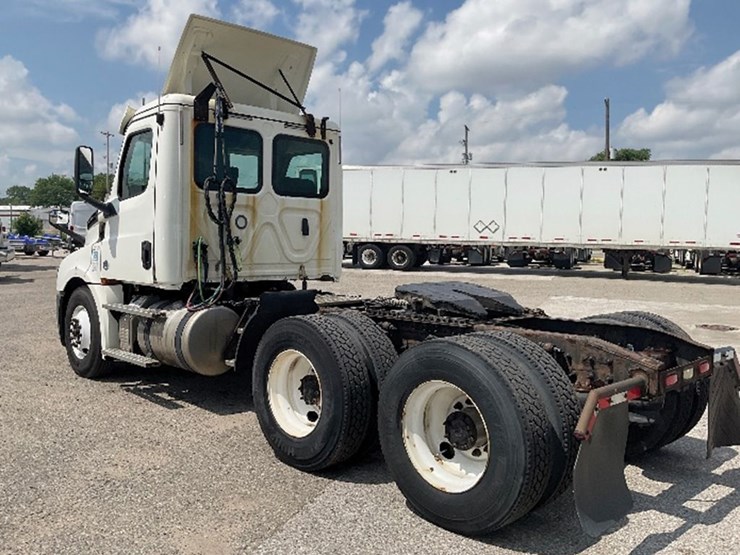 2019-freightliner-cascadia-126-image-2
