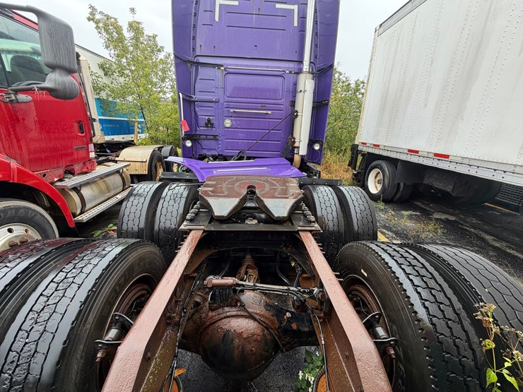 #1662-•-volvo-sleeper-cab-truck-tractor-image-4