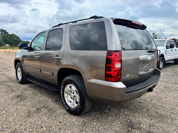 2011-chevrolet-tahoe-image-3