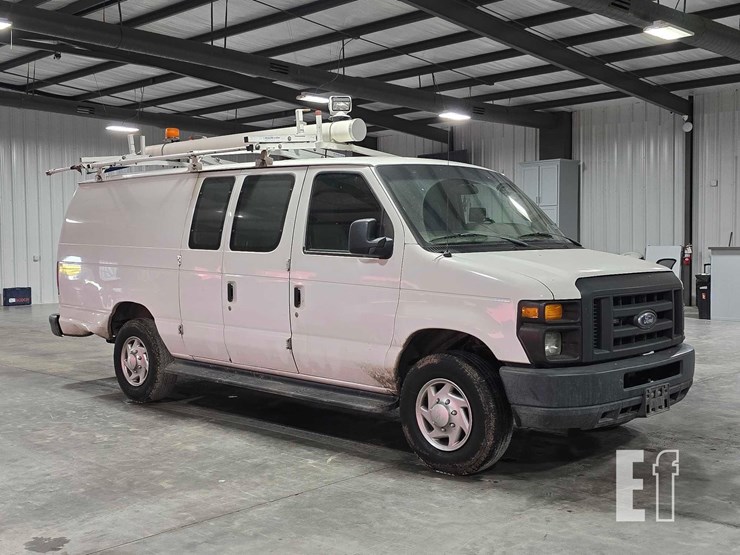 2013-ford-econoline-350-image-2