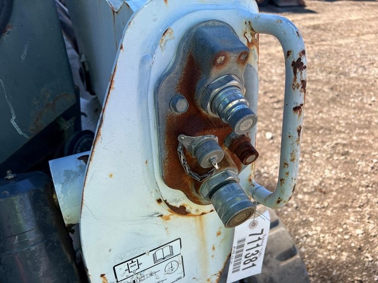 2012-bobcat-t630-image-12