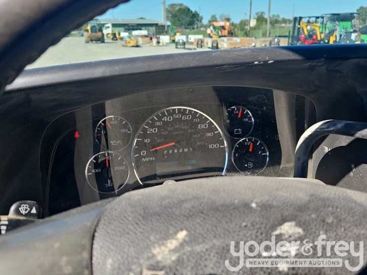 2017-chevrolet-3500-image-42