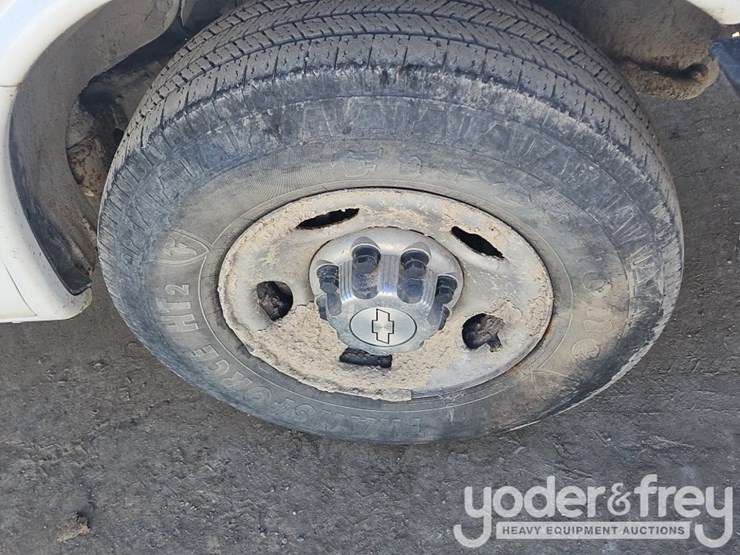 2017-chevrolet-3500-image-8