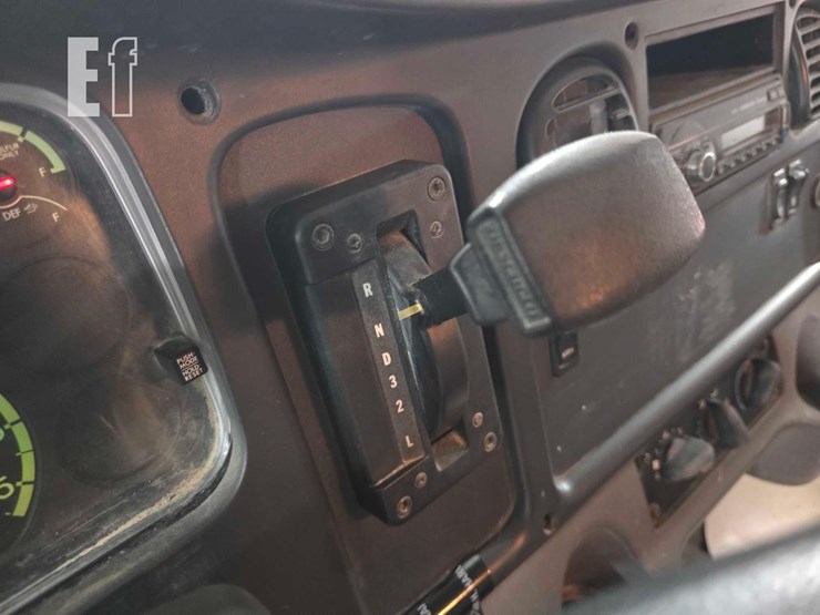2016-freightliner-m2-106-image-14