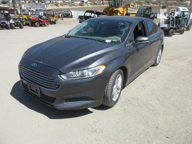 2016-ford-fusion-se-image-1