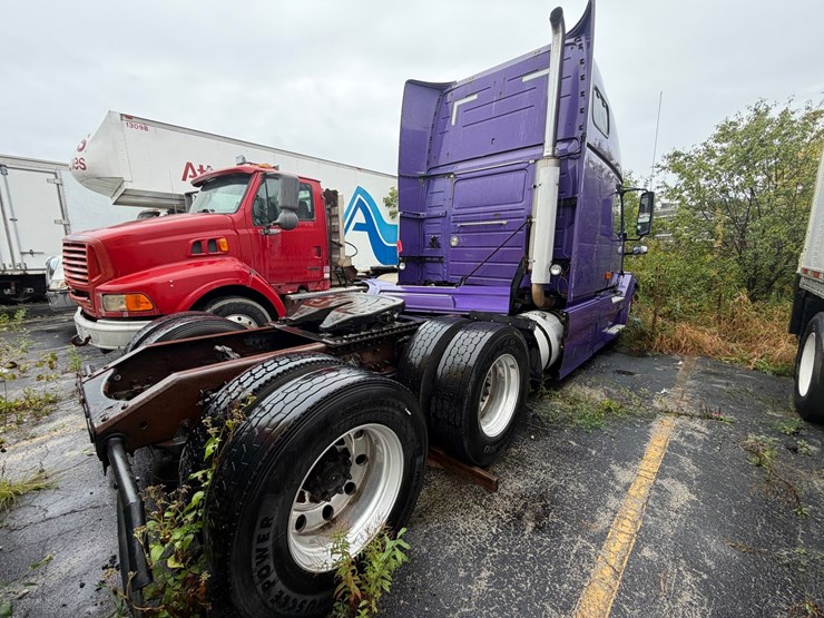 #1662-•-volvo-sleeper-cab-truck-tractor-image-5