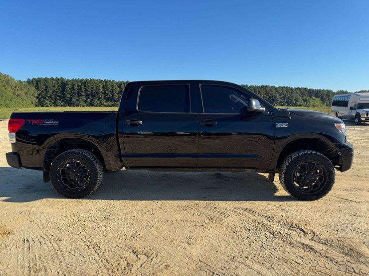 2011-toyota-tundra-sr5-image-7