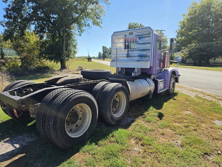 1996-peterbilt-377-image-12