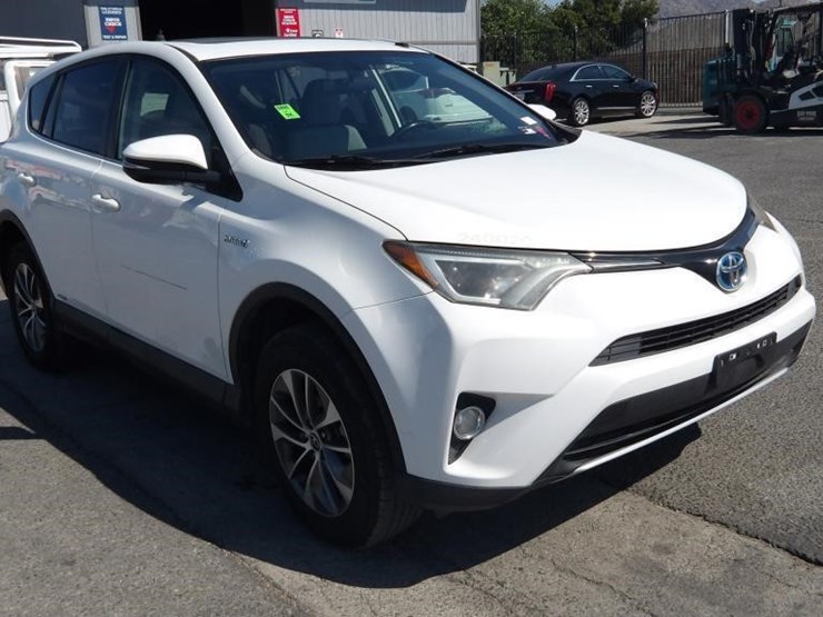 2016-toyota-rav4-xle-image-2