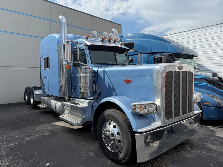 2022-peterbilt-389-image-1