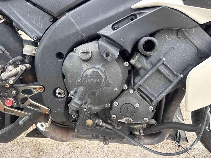 2006-yamaha-yzf-r1-motorcycle-image-10