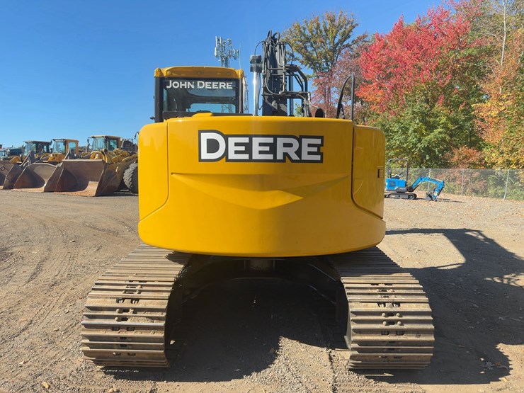 2010-deere-135d-image-4