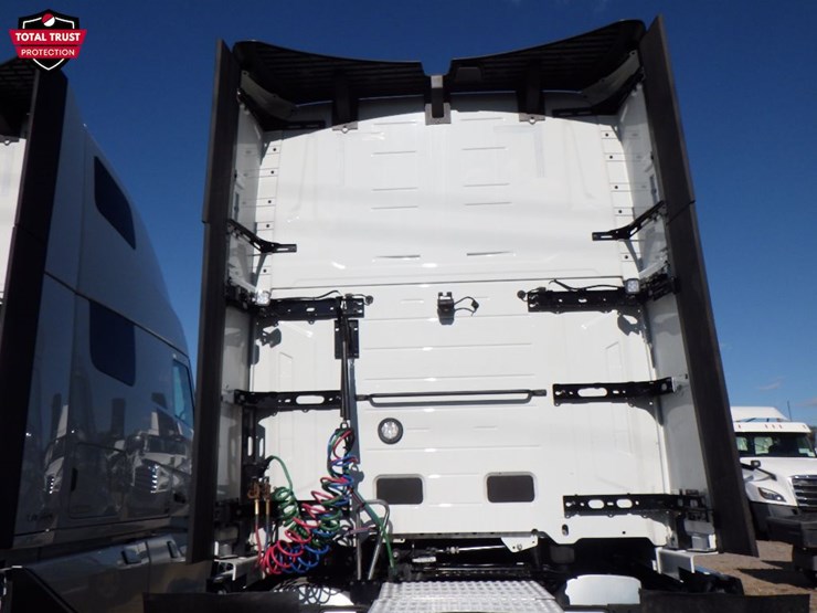 2025-volvo-vnl860-image-10