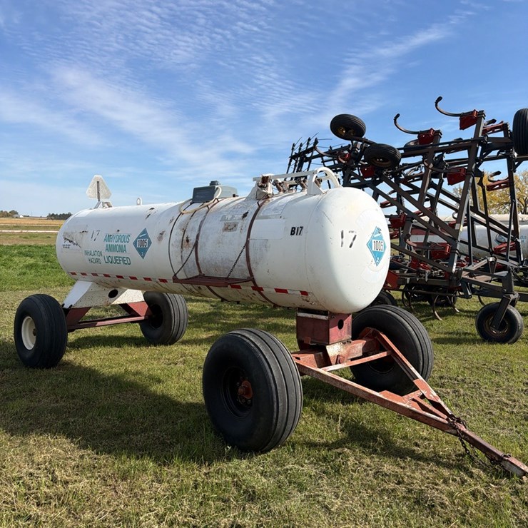 11-5 1450 gallon NH3 tank, 16.5L - 16.1 tires