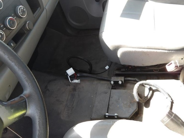 2013-chevrolet-silverado-utility-truck-image-18