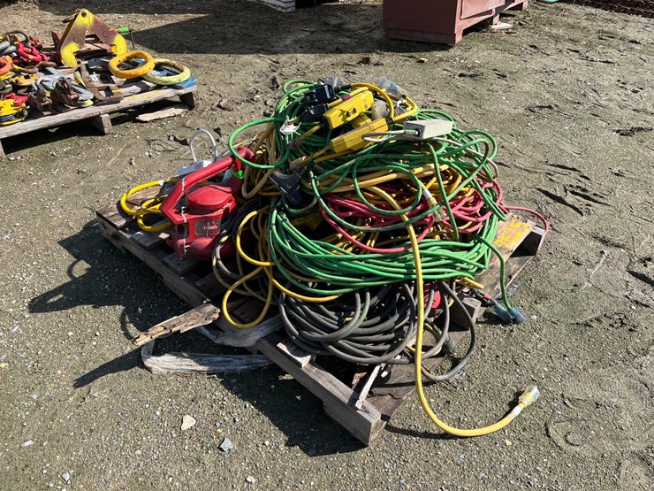#7525-•-multiple-extension-cords-and-leaf-blower-image-1