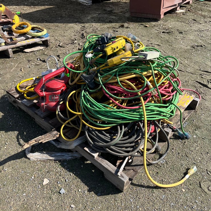 #7525 • MULTIPLE EXTENSION CORDS AND LEAF BLOWER