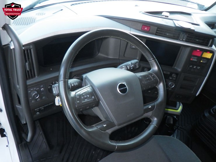 2025-volvo-vnl860-image-13