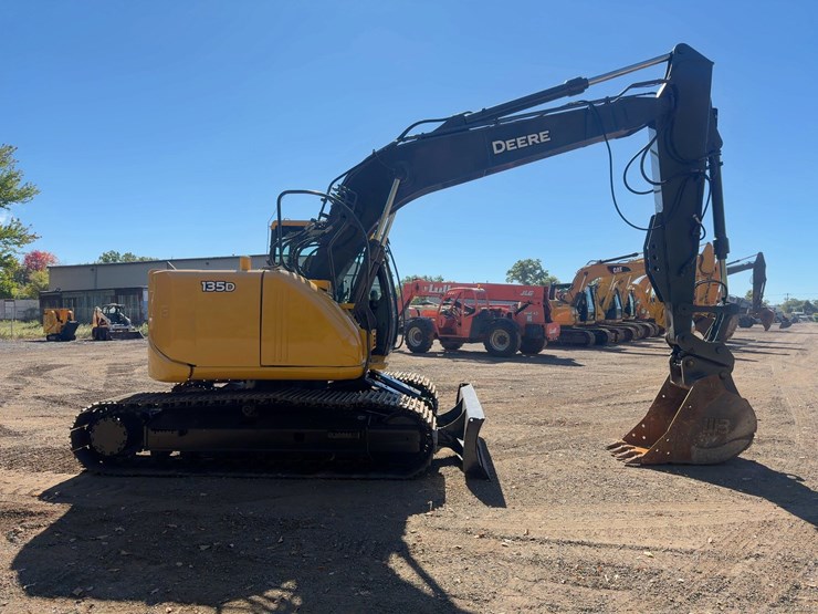2010-deere-135d-image-6