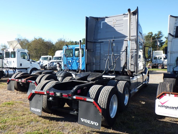 2019-volvo-vnl860-image-8
