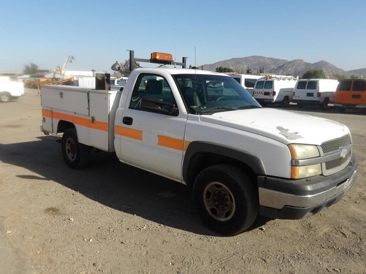 2003-chevrolet-silverado-utility-truck-image-3