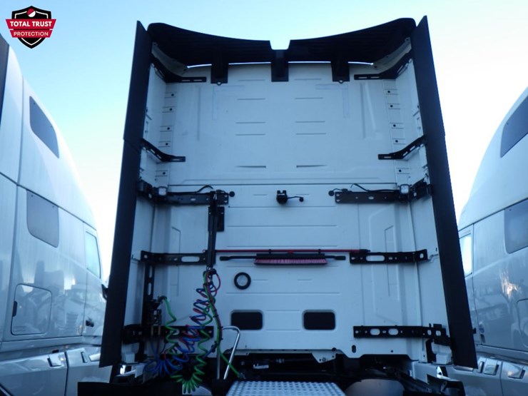 2025-volvo-vnl860-image-9