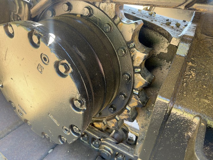 2010-deere-135d-image-24