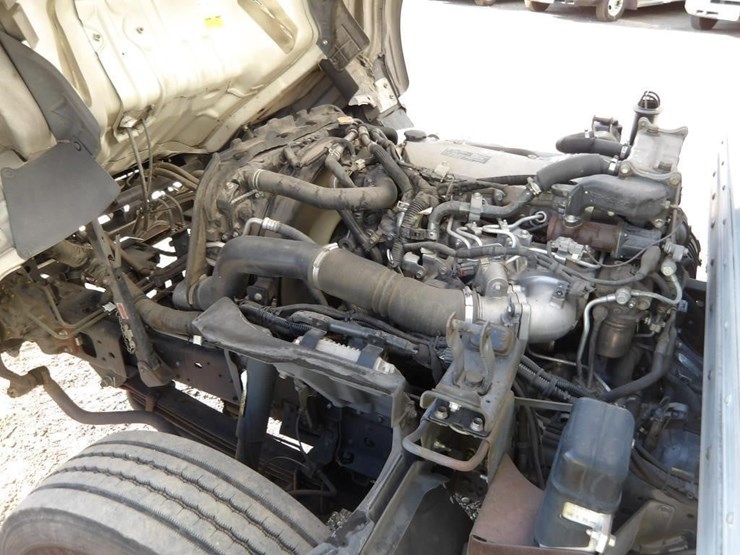 2016-isuzu-npr-image-18