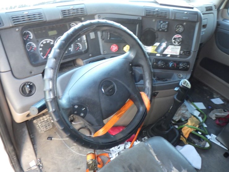 2015-freightliner-cascadia-125-image-18