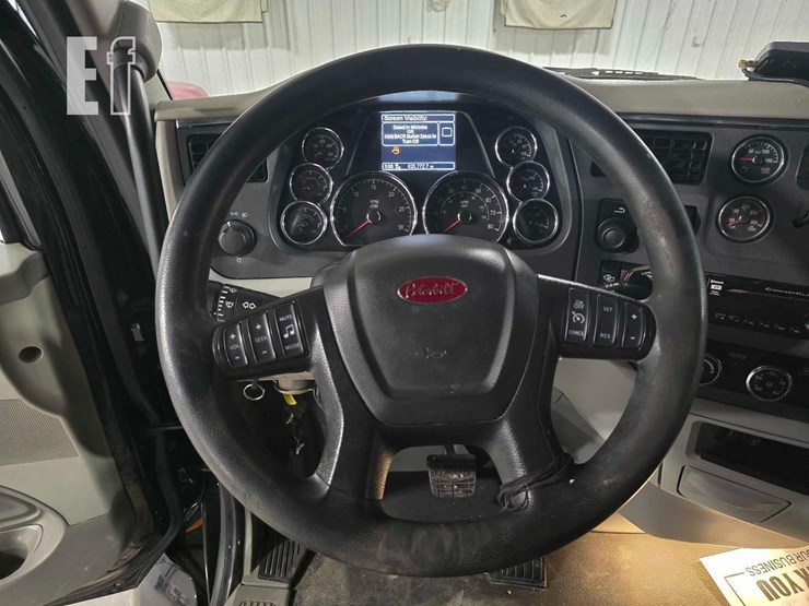 2021-peterbilt-579-image-10