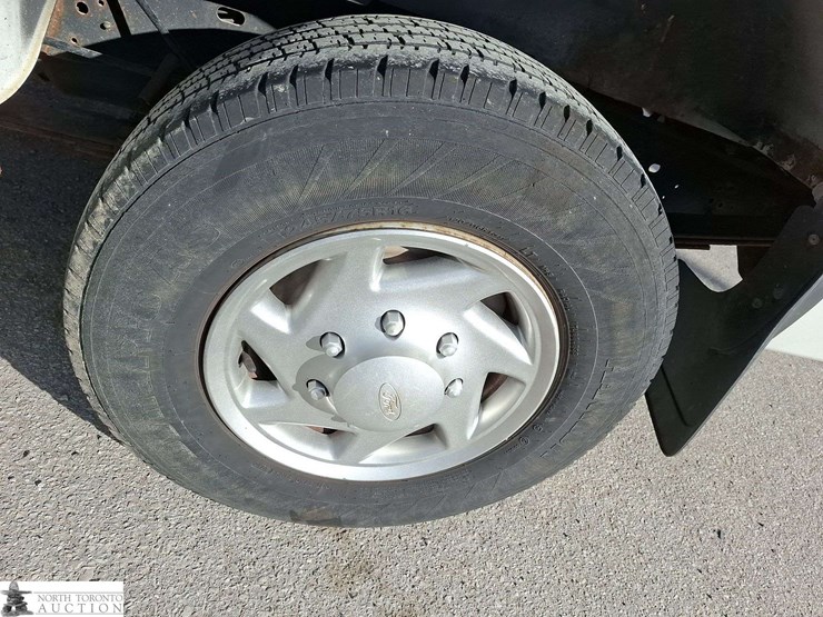 2013-ford-cargo-image-21