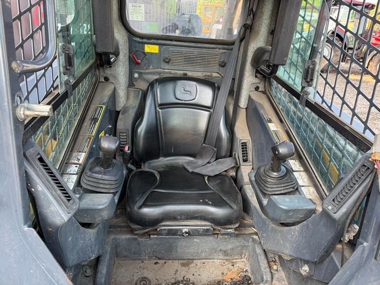 2016-deere-326e-image-15