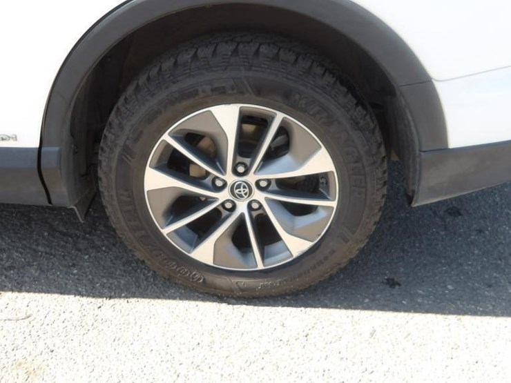 2016-toyota-rav4-xle-image-5