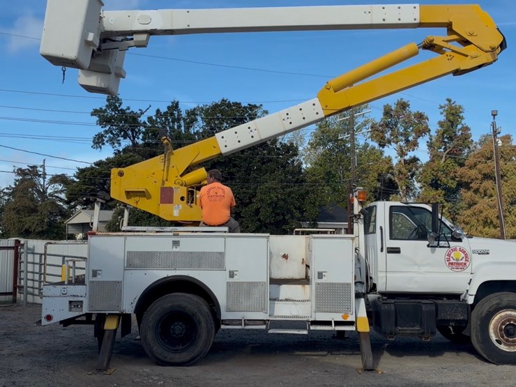 #19-•-1994-kodiak-bucket-truck-image-1