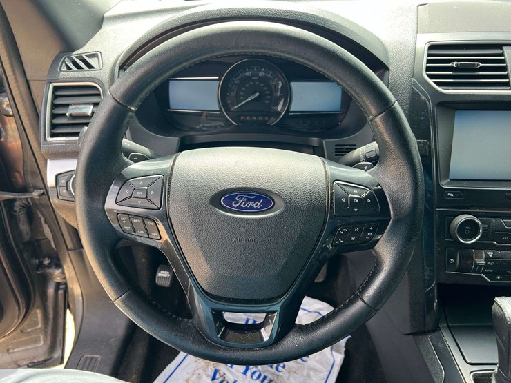 2016-ford-explorer-image-12