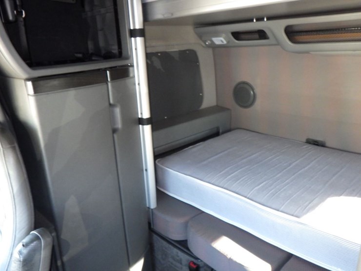 2019-volvo-vnl860-image-18
